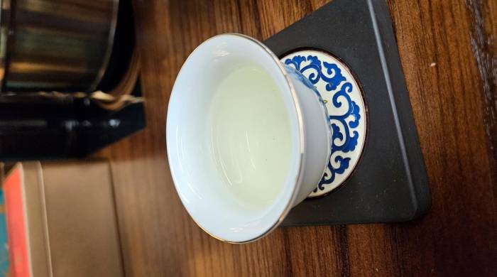 El té Lü Yang Chun es servido.