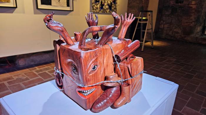 ‘Wooden suitcase stories’, escultura en madera.