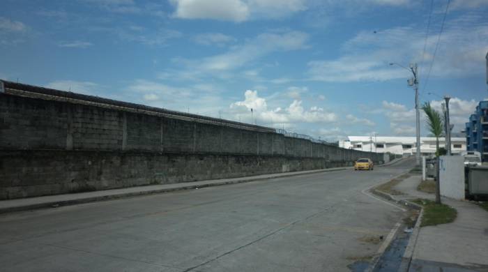 Muro actual divisorio que limita el “parque Electoral” con Curundú.