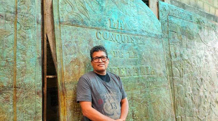 El artista Aristides Ureña Ramos posa ante las placas que formarán parte del monumento.