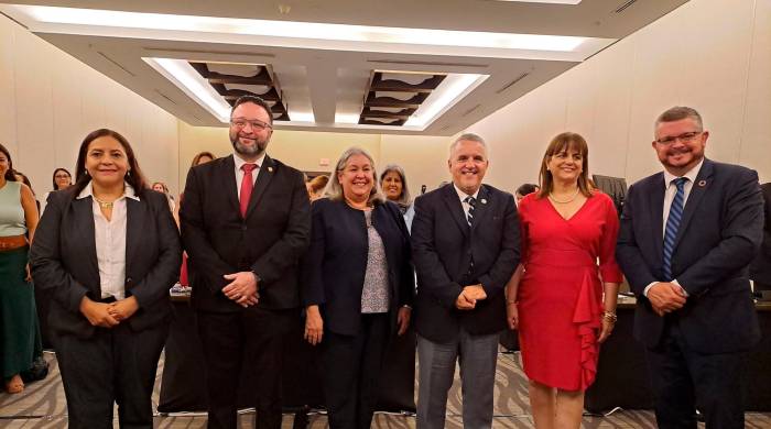 Autoridades que asistieron a la apertura del Taller regional de transformación de los sistemas agroalimentarios y compromisos de nutrición.