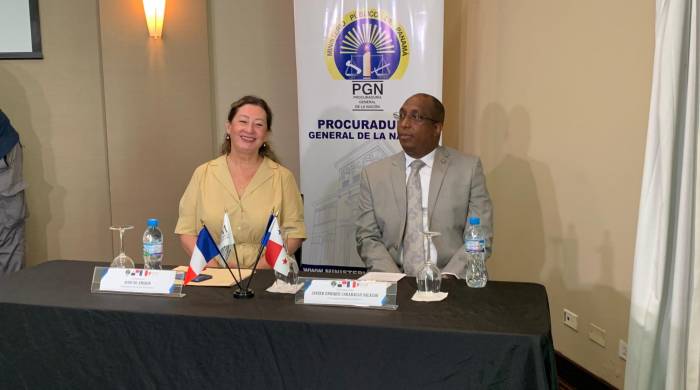 Aude de Amorim, embajadora de Francia en Panamá, junto al procurador de la Nación, Javier Caraballo.