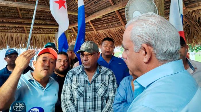 El ministro del MIDA, Roberto Linares, conversa con los productores de arroz de Panamá Este y Darién.