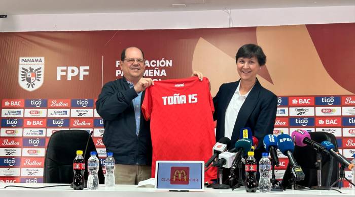 María Antonia Toña Is Piñera junto al presidente de la Fepafut, Manuel Arias, durante su presentación como la nueva entrenadora de la Selección Nacional Femenina de Panamá.