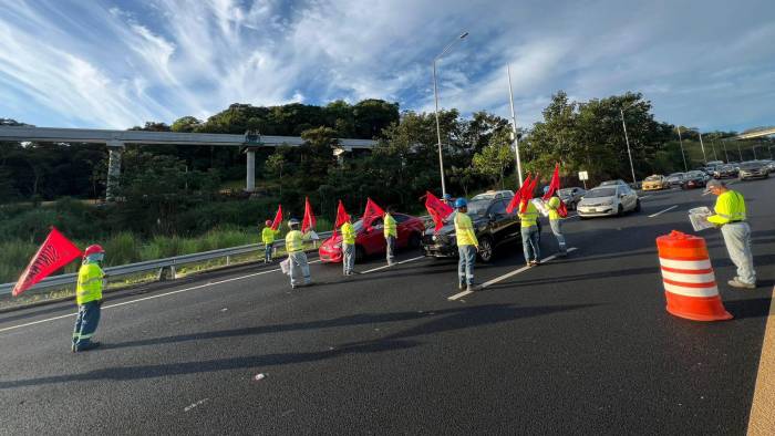 El Sindicato Único Nacional de Trabajadores de la Industria de la Construcción y Similares (Suntracs) decretó huelga indefinida.