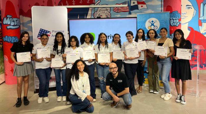 Las niñas con edades entre 15 a 18 años, de diferentes centro escolares, oficiales y particulares, recibieron sus certificados por haber culminado su capacitación en robótica educativa.