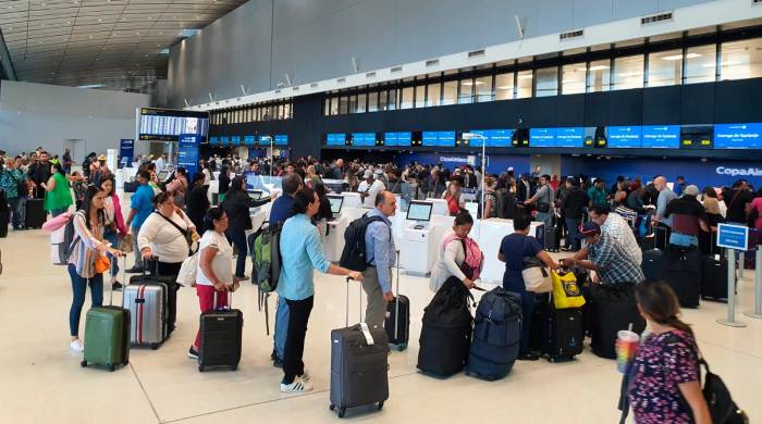 Pasajeros hacen fila en el Aeropuerto Internacional de Tocumen, en la ciudad de Panamá.