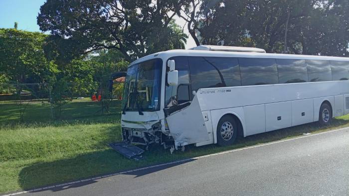 Vista del bus involucrado en un accidente de tránsito, en la mañana de este sábado