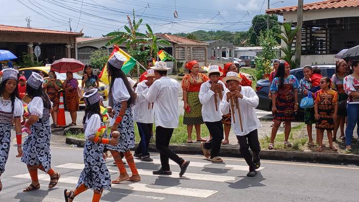 Jóvenes participaron del Desfile de las 1000 Molas.