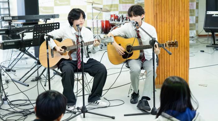 Lee Woo yeon (voz y guitarra) y Park Hongeun (guitarra), a dúo interpretaron un tema.