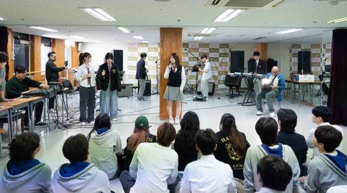 Hwang Seon bin en la batería, Park Jin Seo en la guitarra, Kim Sang Kyun en el bajo, Jeong Mu Hyeon en el piano, Kim Haeyoon como voz solista y en los coros Park Seoyeon y Choi jueun, todos de segundo año de música, interpretan un tema musical.