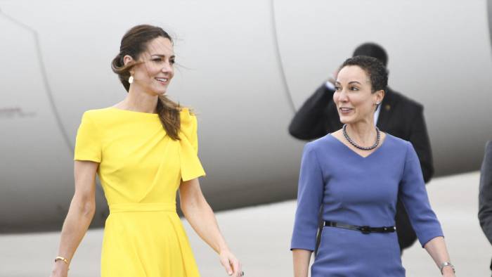 Kate Middleton, duquesa de Cambridge (izq.), camina con la ministra de Asuntos Exteriores de Jamaica, la senadora Kamina Johnson Smith (der.).