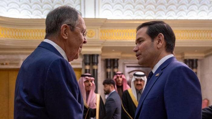 En esta imagen distribuida por la Agencia de Prensa Saudita, el secretario de Estado de EE. UU., Marco Rubio (derecha), estrecha la mano del ministro de Relaciones Exteriores de Rusia, Sergei Lavrov, durante su reunión en el Palacio de Diriyah, en Riad, Arabia Saudita, el 18 de febrero de 2025.