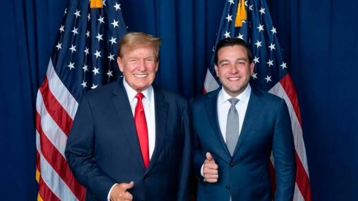 El presidente electo de Estados Unidos, Donald Trump, junto al designado embajador en Panamá Kevin Marino Cabrera.