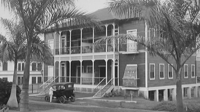 Residencia suburbana con automóvil, ciudad de Panamá, 1915.