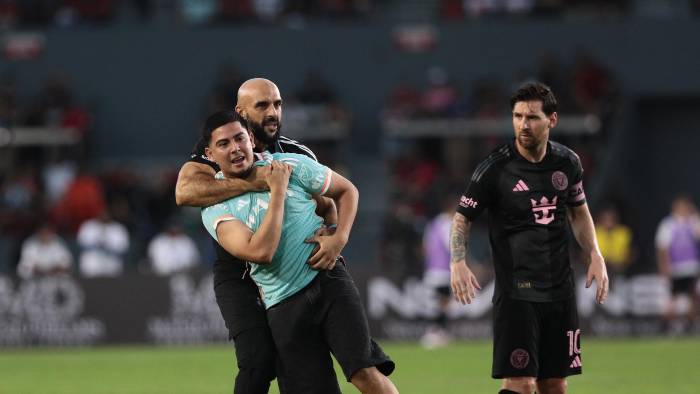 Yassine Cheuko, guardaespaldas de Messi, segundos después de haber sido derribado por un aficionado en el estadio Rommel Fernández, en Panamá.