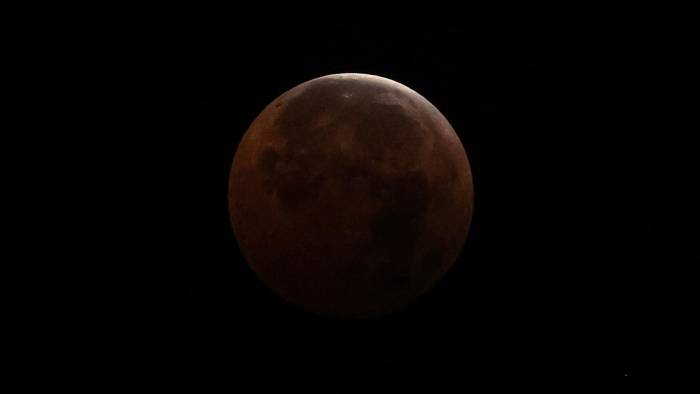 Un eclipse total como el que vivió la Luna la madrugada de este viernes, en el que se tiñó de rojo ‘no se podrá volver a ver hasta el año 2048’.