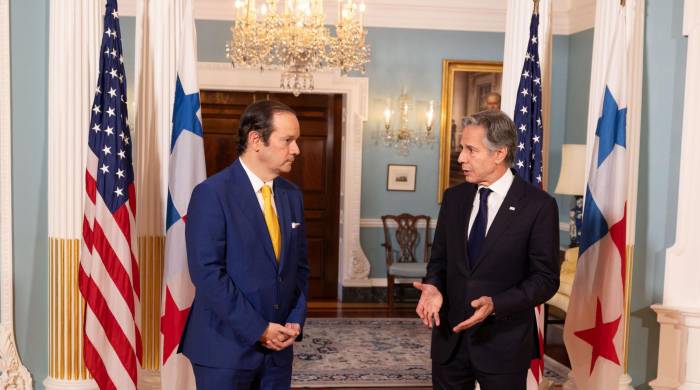 El canciller Javier Martínez-Acha junto a Anthony Blinken, secretario de Estado de Estados Unidos.