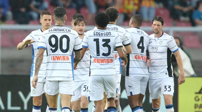 El jugador del Atalanta Charles De Ketelaere celebra con sus compañeros un gol.