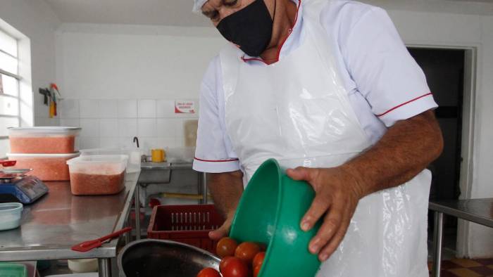 Fotografía de archivo de un trabajador de una empresa de aliños en Medellín, Colombia.