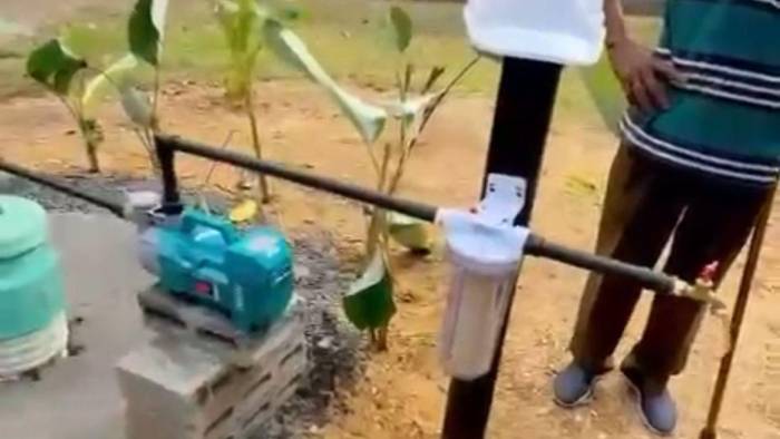 Su equipo instaló una bomba de agua en la vivienda de uno de los residentes del corregimiento junto con tres filtros, un sistema de recolección y filtración del agua de lluvia.