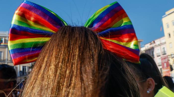 Asistentes aguardan al pregón de las Fiestas del Orgullo LGTBIQ+, en la plaza Pedro Zerolo de Madrid.