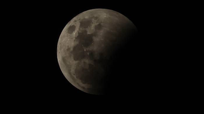 La Tierra proyecta su sombra sobre la Luna y esta pierde poco a poco su brillo blanco.