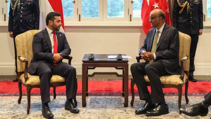 El embajador de Panamá ante Singapur, Sebastián Bretón Pérez, conversa con el Presidente de Singapur, Tharman Shanmugaratnam, tras presentar sus crededenciales.