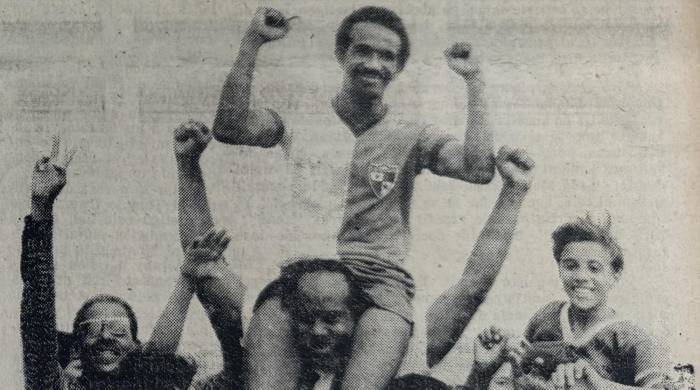 ‘Cascarita’ Tapia es cargado en hombros al concluir el primer partido eliminatorio de Panamá que venció a Costa Rica 3-2, el 4 de abril de 1976. Tapia anotó el primer gol en una eliminatoria.