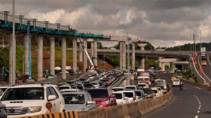 El acceso a la vía Interamericana en Arraiján, cabecera hacia Panamá, fue cerrado a eso de las 10:00 a.m.