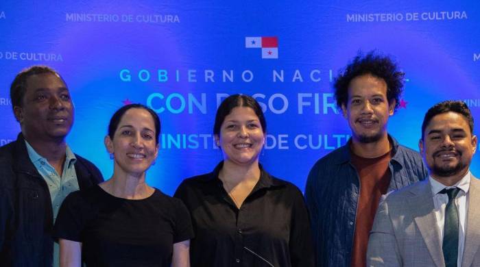 Ganadores del premio Roberto Lewis 2024, junto a la Ministra de Cultura, Maruja Herrera.