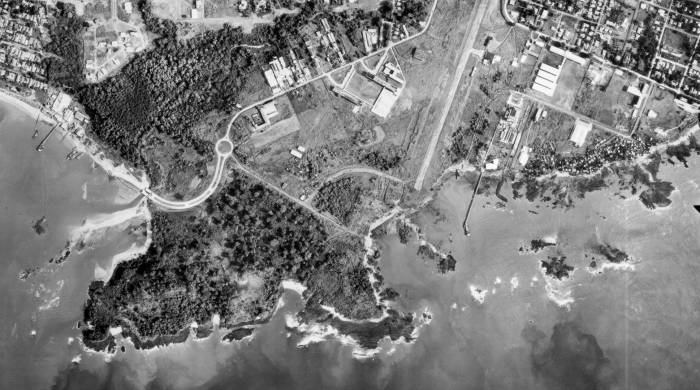 Paitilla y la desembocadura del río Matasnillo en esta fotografía aérea de 1959, un año después de su devolución a manos panameñas. Con la creación del Instituto de Vivienda y Urbanismo en 1958, se dispone de estas tierras para la construcción de la urbanización de Punta Paitilla.