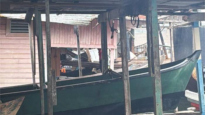 Este lunes, una barcaza se choco contra una casa en isla Colón.