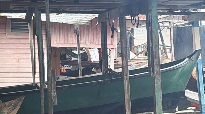 Este lunes, una barcaza se choco contra una casa en isla Colón.