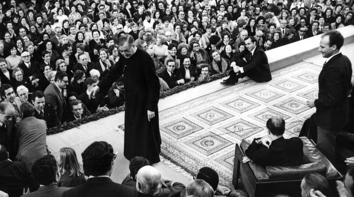 El fundador del Opus Dei, Josemaría Escrivá de Balaguer, se dirige a unas 6.000 personas congregadas en la ciudad española de Barcelona en 1972.