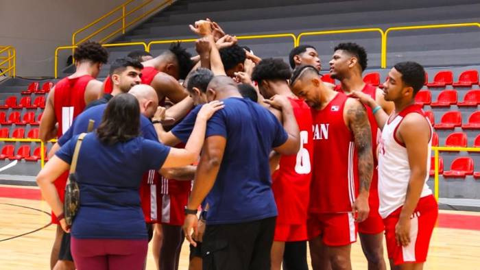 La Selección de Baloncesto de Panamá durante uno de sus entrenamientos.