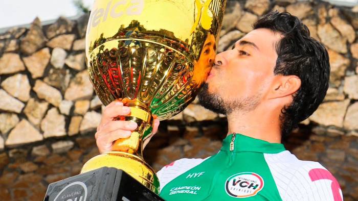 El panameño, Bolívar Espinosa festejando su coronación de la Vuelta Ciclista Internacional a Chiriquí.