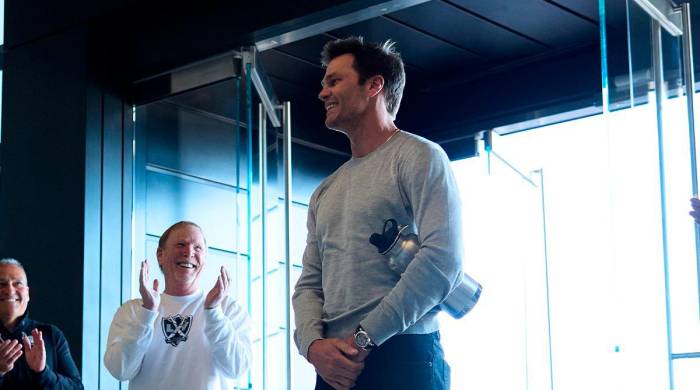 Tom Brady en su visita a las instalaciones de los Raiders.