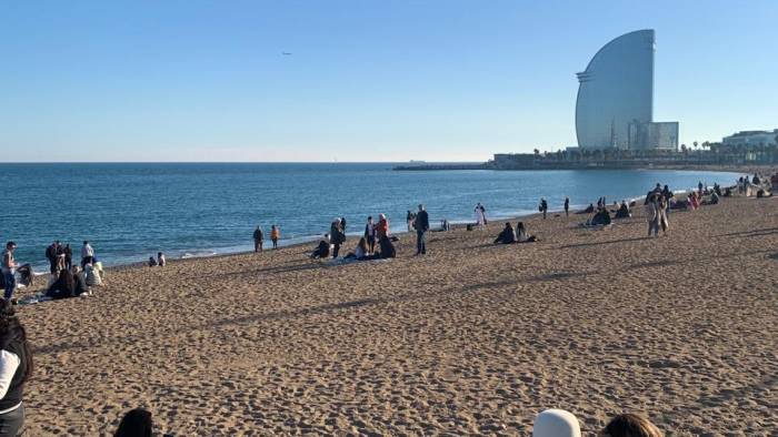 La playa de la Barceloneta es uno de los lugares más icónicos de Barcelona.