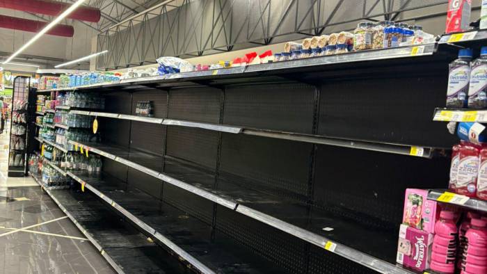 Estanterías de agua vacías en cadenas de supermercados.