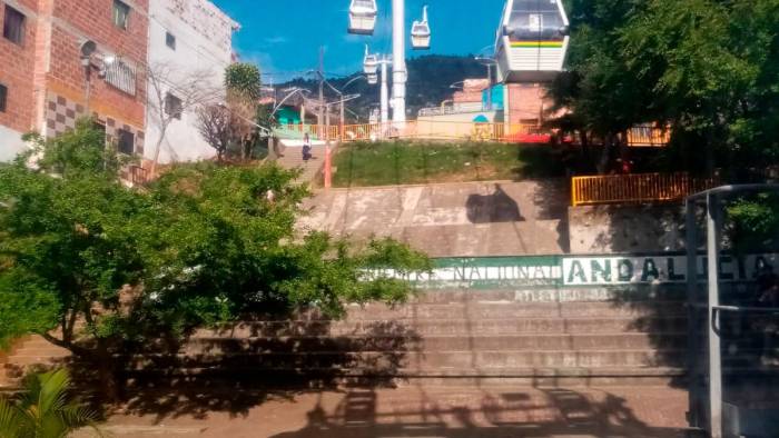 El Metrocable en Medellín no solo mejoró la movilidad en las zonas montañosas de la ciudad, sino que también impulsó una transformación urbana integral. Se revitalizaron los barrios más vulnerables con nuevas infraestructuras como parques, bibliotecas y centros comunitarios, mejorando la calidad de vida y promoviendo la cohesión social.