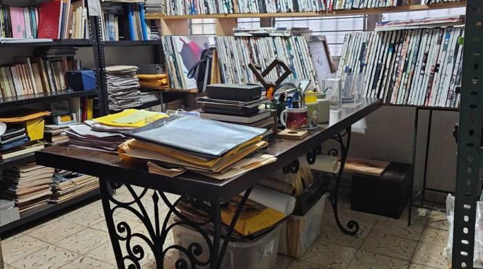 Libros y pinturas ocupan los espacios de la residencia de Antonio Alvarado