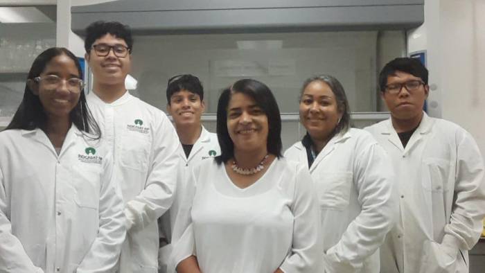 Jessica Cruz, Andrés Vlieg (estudiante de Química que hace una pasantía), Roni Fernández, Arelys Fuentes y Rugyel Reyes con la Dra. Lakey.