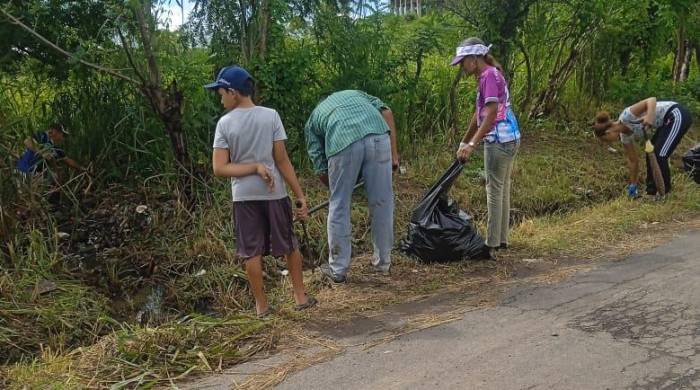 Vecinos en la comunidad de Boca Parita de Monagrillo participaron en la jornada de limpieza del Minsa.