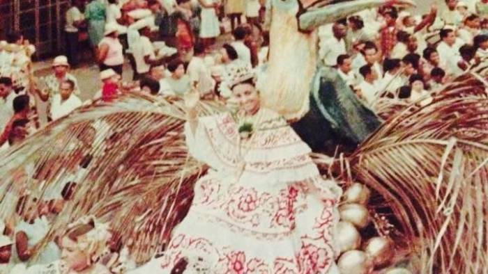 La reina de Carnaval de 1968 junto a su corte, el día del desfile de polleras.