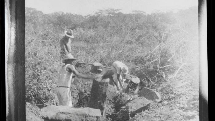 Excavación de megalitos en El Caño, 1925.