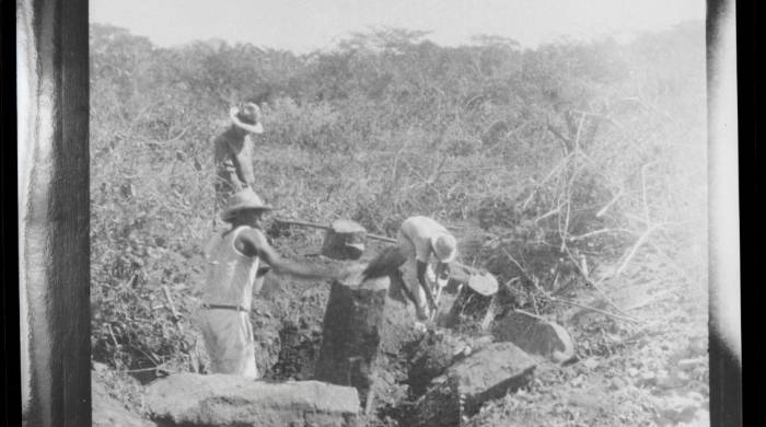 Excavación de megalitos en El Caño, 1925.