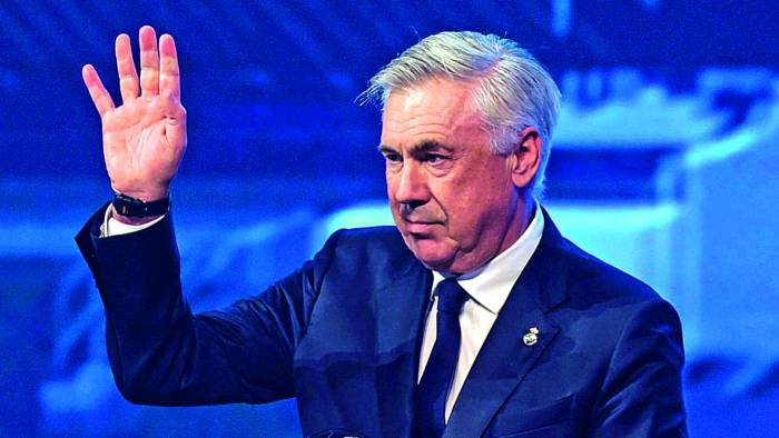 Carlo Ancelotti recibe el galardón al Mejor Entrenador durante la gala de los Premios The Best 2024.