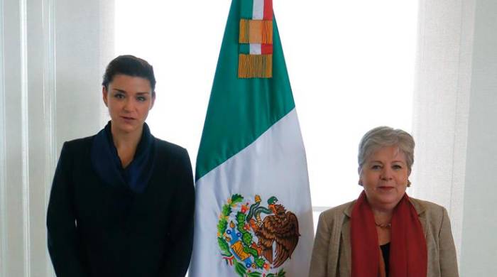 Fotografía que muestra a la presidenta del GAFI, Elisa de Anda Madrazo (i), junto a secretaria de Relaciones Exteriores, Alicia Bárcena.