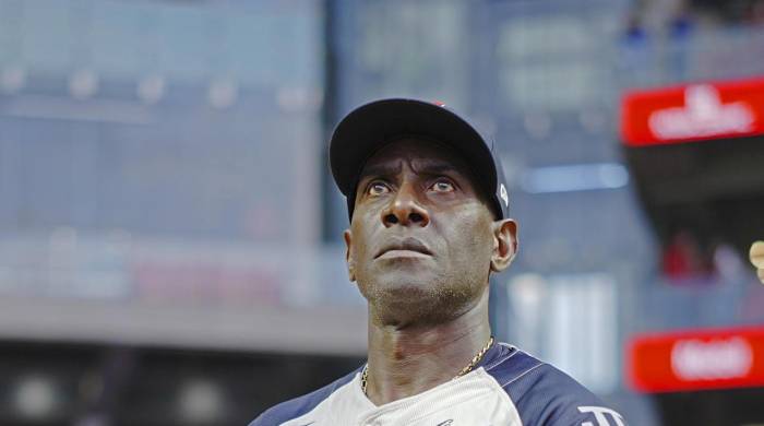 Fotografía sin fecha especifica de toma, cortesía de la Liga Mexicana de Béisbol, donde se observa al panameño Roberto Kelly, manejador de los Sultanes del Monterrey posando en México.